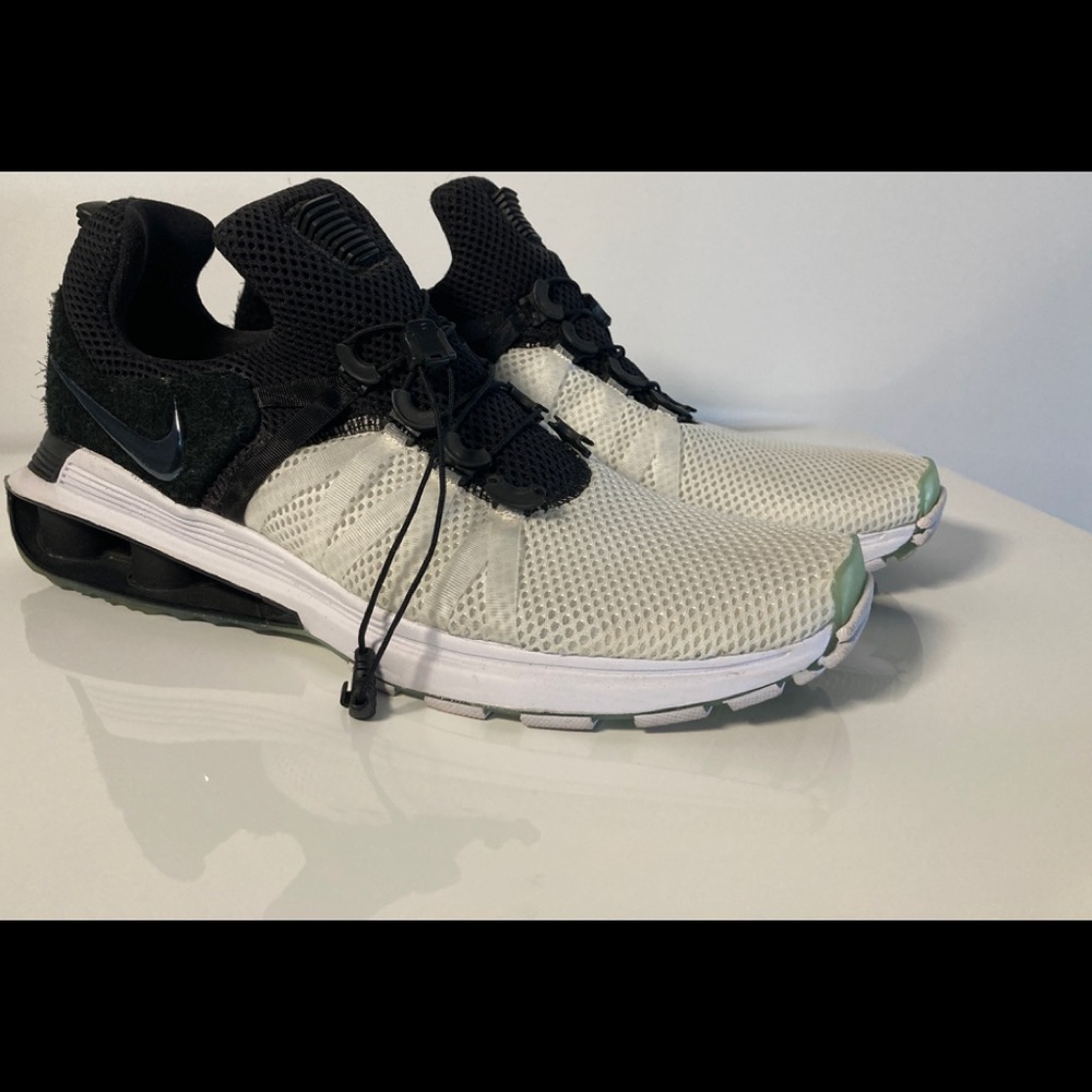 NIKE SHOX GRAVITY BLACK + WHITE SIZE 12